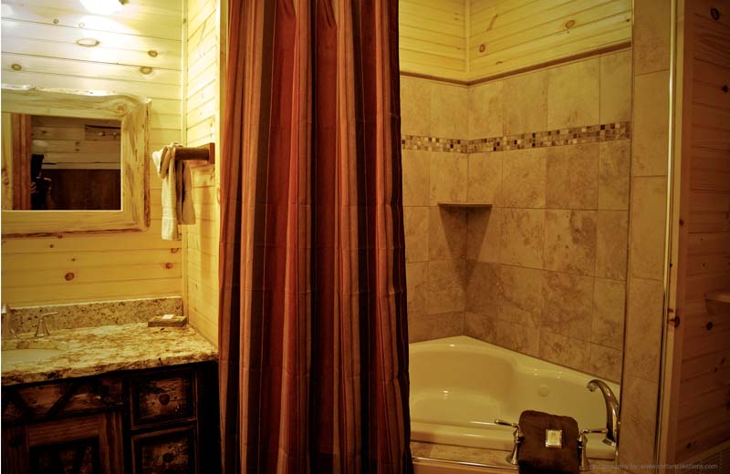 oak-tree-lodge-12 Oak Tree Lodge bathroom and whirlpool.