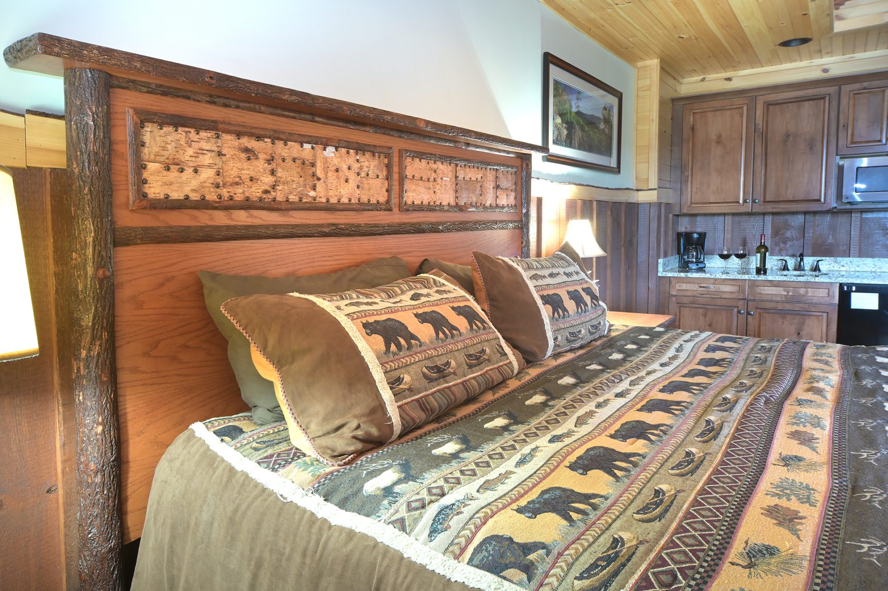 Oak Tree Lodge bed, kitchen.