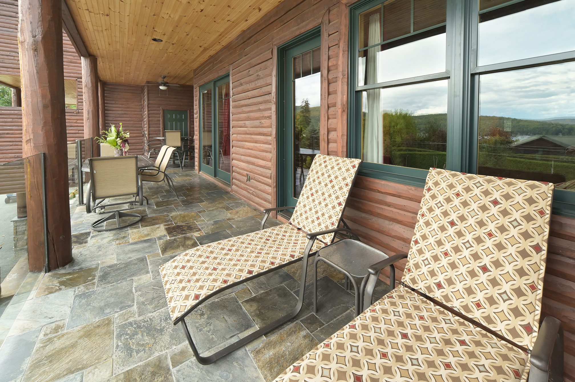 Oak Tree Lodge patio with lounge chairs and patio table and chairs